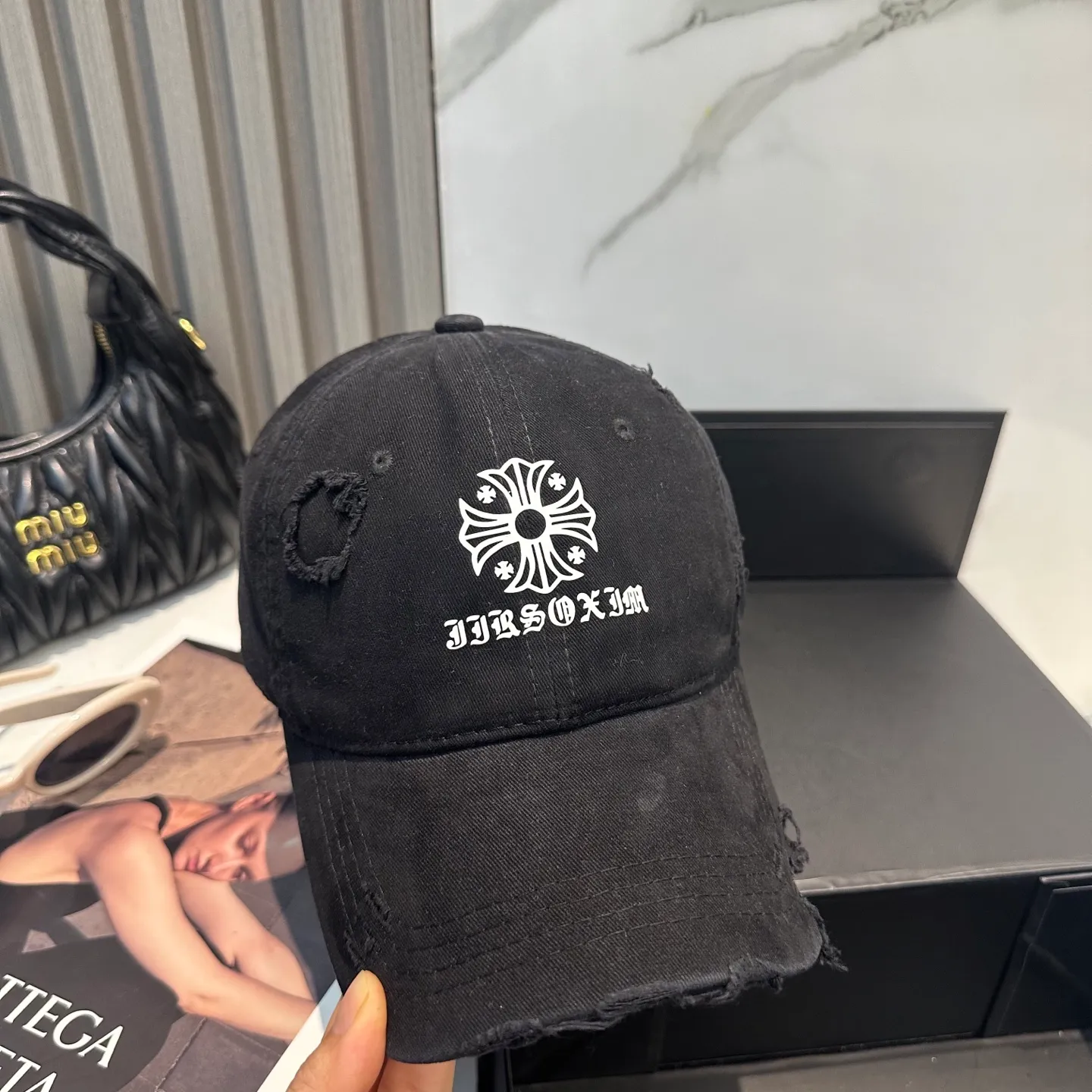 P70 Crow Heart 🆕🆕25 new baseball cap, stylish and classic cross logo, casual with a cool feeling, unisex style, same style for men and women! Very easy to match! Head circumference: 56-58cm is available